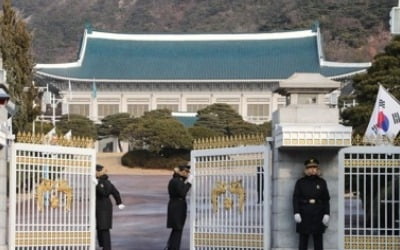 비위 적발된 靑 특감반 수사관, 과거 타부처로 승진이동 시도