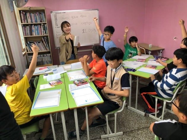 경남 어방지역아동센터에서 해피누리 봉사단이 교육을 진행하고 있다. (자료 = 한국거래소)