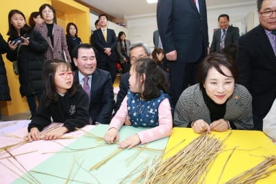 충남교육청, 홍성군과 전국 최초 '온종일 돌봄교실' 개소