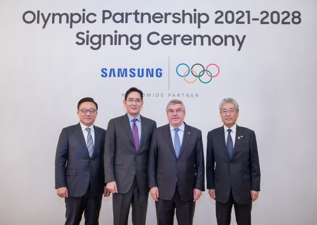 삼성전자는 4일 국제올림픽위원회(IOC)와 2020년까지였던 올림픽 공식후원 계약기간을 2028년까지 연장하는 계약식을 가졌다. (왼쪽부터) 고동진 삼성전자 IM부문 대표이사 사장, 이재용 삼성전자 부회장, 토마스 바흐 IOC 위원장, 다케다 쓰네카즈 IOC 마케팅위원회 위원장. 

