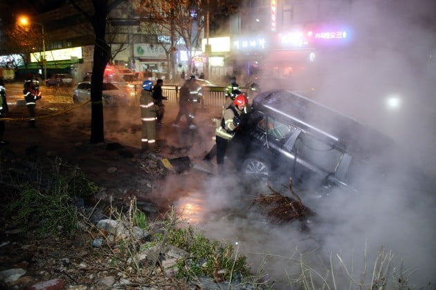 지난 4일 오후 고양시 백석역 근처에서 지역 난방공사 배관이 터지는 사고가 발생해 소방관들이 현장에 투입됐다. [사진=연합뉴스]