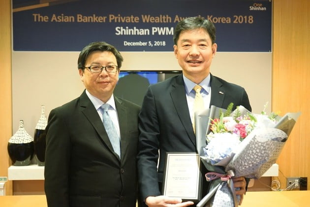 지난 5일 신한PWM Privilege서울센터에서 열린 ' The Korea Country Award 2018' 시상식에서 배진수 신한은행 IPS본부장(오른쪽)과 분핑 푸(BoonPing Foo) 아시안뱅커 편집국장(왼쪽)이 기념촬영을 하고있다. 