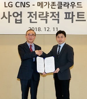 11일 서울 메이필드호텔에서 MOU 체결 후 기념촬영하는 김영섭 LG CNS 사장(왼쪽)과 이주완 메가존클라우드 대표. / 사진=LG CNS 제공