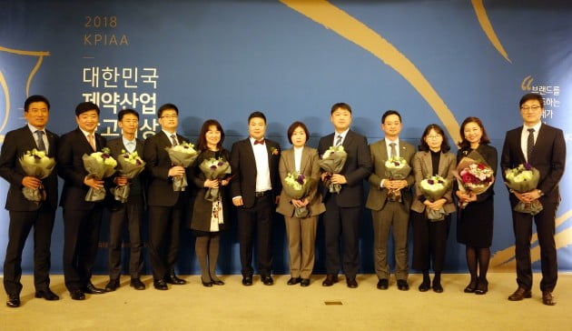 데일리팜과 메디칼타임즈는 11일 ‘2018 제약산업 광고대상 시상식’을 개최했다. 대상과 특별상, TV/CF 등 4개 부문 수상자들. 