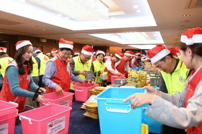 부산은행, 연말 나눔 사랑의 복 꾸러미 전달