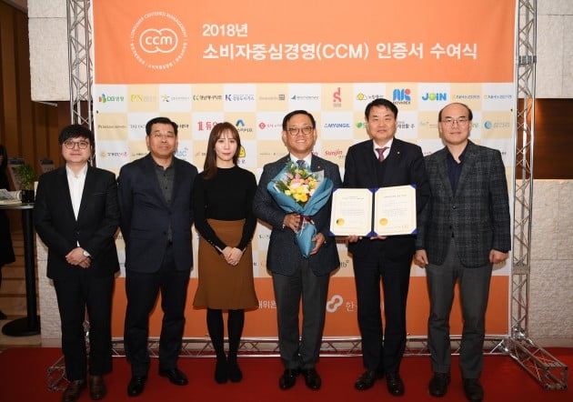 권희백 한화투자증권 대표이사와 컴플라이언스팀 임직원들이 소비자중심경영(CCM) 인증 취득 기념촬영을 하고있다.(가운데 권희백 대표이사) (자료 = 한화투자증권)