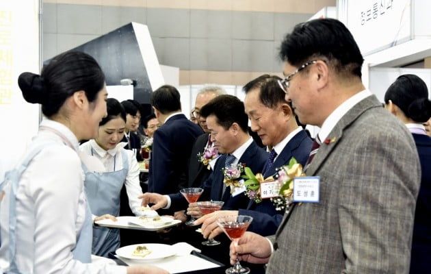 인천교육청과 인천재능대가 공동으로 개최한 ‘산학협력 성과확산 포럼’에서 도성훈 인천시교육감(사진 오른쪽부터), 이기우 재능대 총장, 허인환 동구청장이 행사장을 관람하고 있다. 인천재능대 제공
