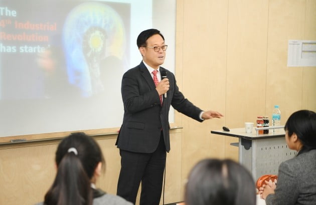 권희백 한화투자증권 대표이사가 이화여대병설미디어고등학교에서 특강을 진행하고 있다. (자료 = 한화투자증권)