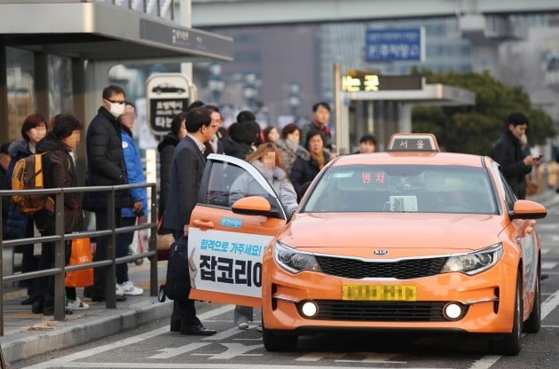 '카카오 카풀' 서비스에 반대하며 택시업계가 파업을 벌인 20일 오전 서울역 앞 택시 승차장에서 시민들이 택시를 기다리고 있다.  [사진=연합뉴스]