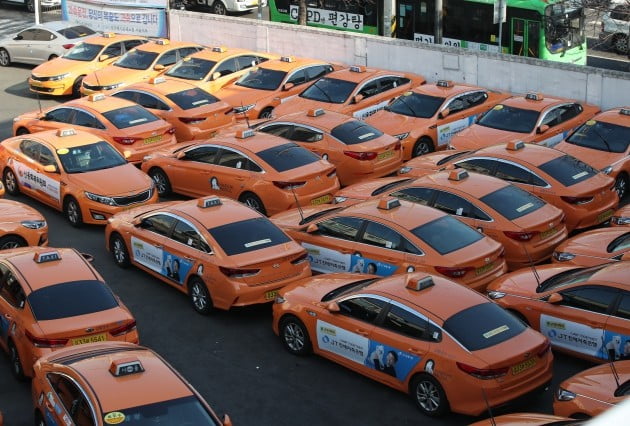  '카카오 카풀'에 반대하며 택시업계가 총파업을 벌인 20일 서울 은평구의 한 택시회사에 택시들이 잔뜩 주차돼 있다. 사진=연합뉴스