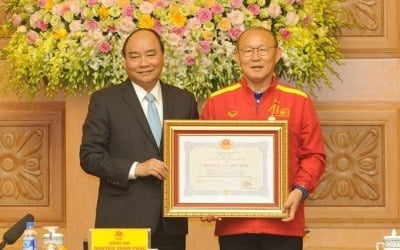 "한국·베트남 친밀해져"…베트남 총리, 박항서에 우호훈장 수여