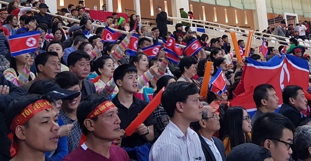 박항서 감독이 이끄는 베트남 축구대표팀과 북한 대표팀이 25일 친선경기를 펼친 베트남 하노이 미딘경기장에서 한복을 차려입은 미모의 북한 응원단이 자국 대표팀을 응원하고 있다. [사진=연합뉴스]