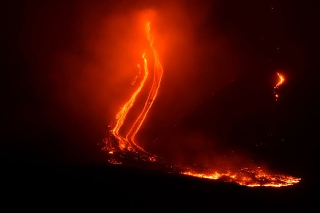 활동을 재개한 이탈리아 시칠리아섬의 에트나 화산이 25일(현지시간) 용암을 토해내고 있다. 에트나 화산 주변에서는 전날 오전 8시 50분께부터 130여 차례에 이르는 지진도 이어졌다. [사진=AP 연합뉴스]