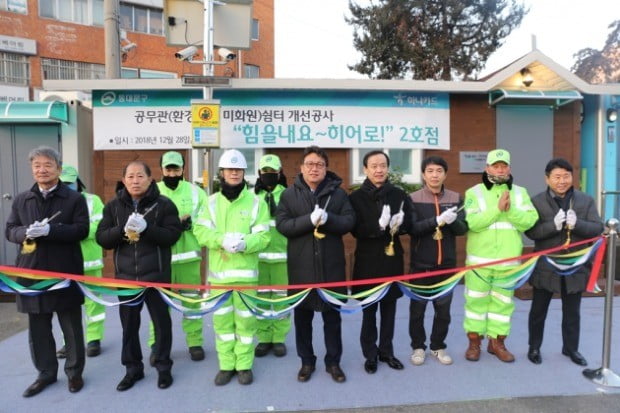 (사진 왼쪽부터) 최상철 동대문구청 복지환경국 국장, 정석주 서울시 노동조합 동대문지부장, 김계수 동대문구 답십리 공무관, 민병두 국회의원, 정수진 하나카드 사장, 정종우 하나외환카드 노동조합 위원장, 이주일 동대문구 답십리 공무관, 손창석 하나카드 본부장.(사진=하나카드)