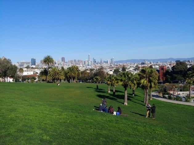 미국 샌프란시스코에 있는 미션 돌로레스 공원에서 바라본 샌프란시스코 전경. 샌프란시스코는 미국에서 집값이 가장 비싼 도시다. / 안정락 특파원