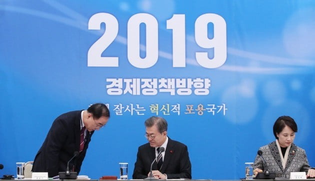 문재인 대통령(가운데)에게 인사하는 홍남기 경제부총리(왼쪽) 사진=연합뉴스
