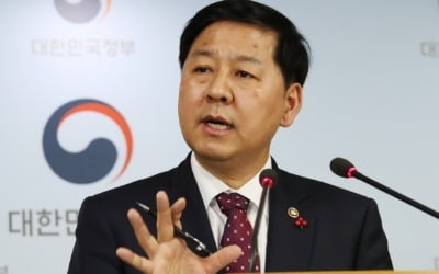 기재부 "신재민 전 사무관 주장 사실과 달라…법적 대응 고려"