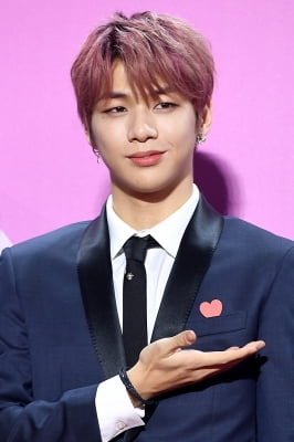 [포토] 워너원 강다니엘, '제 마음을 드릴게요~' (멜론뮤직어워드)