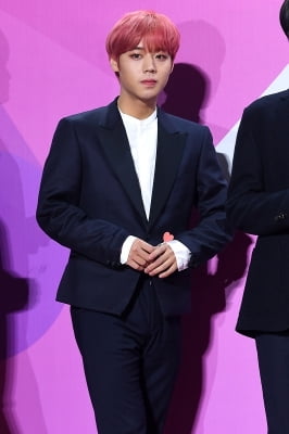 [포토] 워너원 박지훈, '시선 강탈하는 핑크' (멜론뮤직어워드)