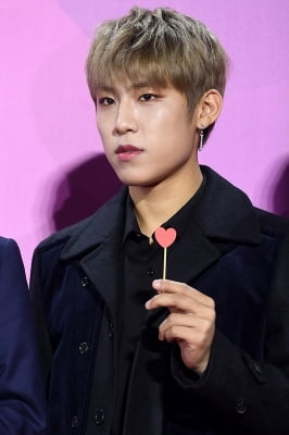 [포토] 워너원 박우진, '하트 들고 귀엽게~' (멜론뮤직어워드)