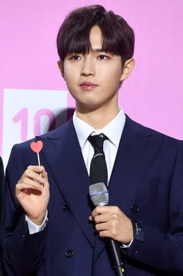 [포토] 워너원 김재환, '감탄을 부르는 멋진 모습' (멜론뮤직어워드)