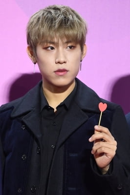 [포토] 워너원 박우진, '하트도 시크하게~' (멜론뮤직어워드)