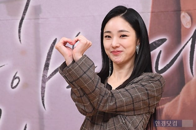 [포토] 박아인, '하트 그리며 수줍은 미소~'