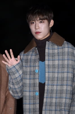 [포토] 워너원 박우진, '워너블 마음 흔드는 부드러운 손인사'