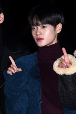 [포토] 워너원 이대휘, '베일 듯 날카로운 턱선'