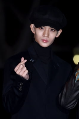 [포토] 워너원 배진영, '시크하게 하트~'