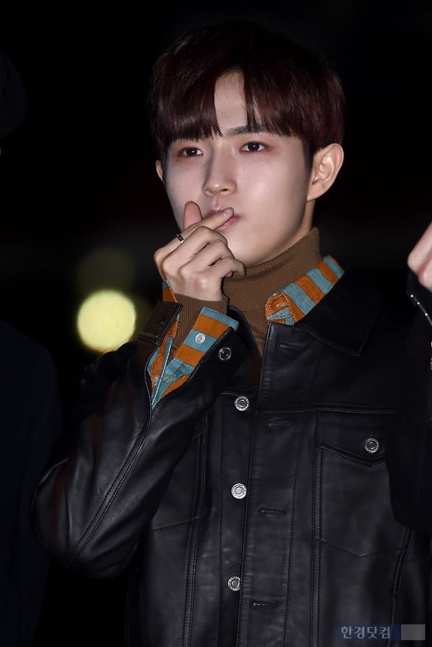 [포토] 워너원 김재환, '워너블 향한 하트 키스~'