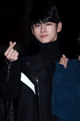 [포토] 워너원 옹성우, '시크하게 하트~'