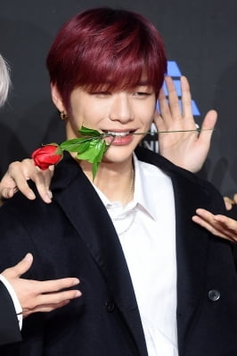 [포토] 워너원 강다니엘, '꽃 물고 귀여운 미소~' (2018 MAMA)