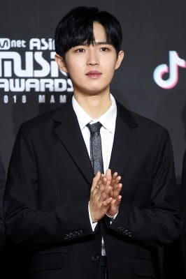 [포토] 워너원 김재환, '워너블 사로잡는 부드러운 눈빛' (2018 MAMA)