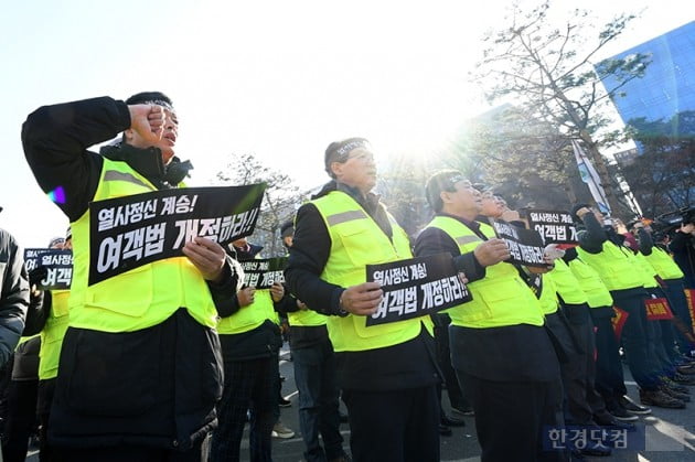 [포토] 국회 앞에서 파업하는 택시운전사들