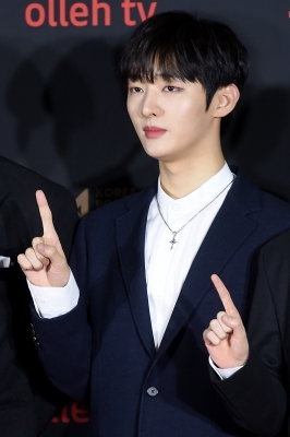  워너원 윤지성, '부드러운 눈빛~'