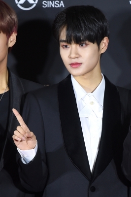  워너원 이대휘, '누나들 마음 흔드는 눈빛'