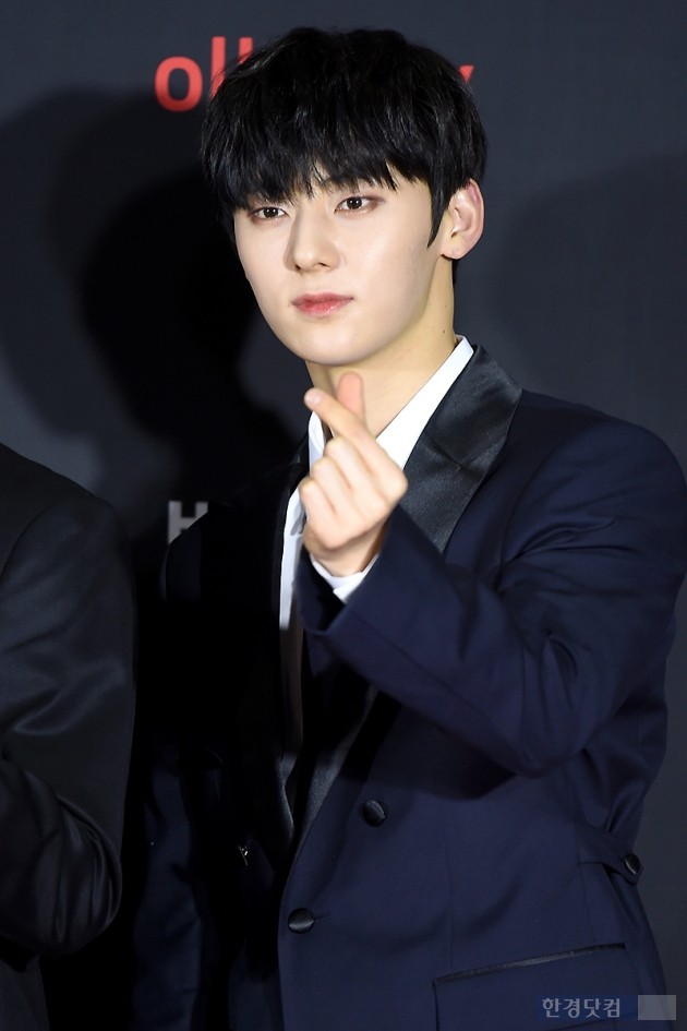 [포토] 워너원 황민현, '황제의 하트~'