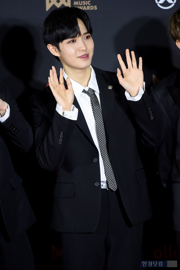 [포토] 워너원 김재환, '귀여운 손인사~'