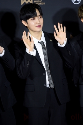  워너원 김재환, '귀여운 손인사~'