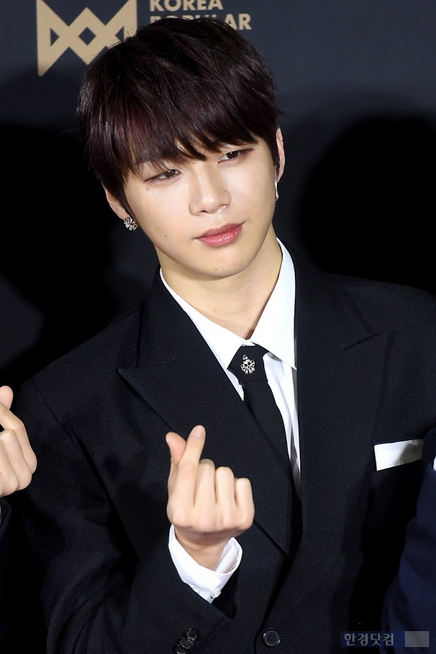 [포토] 워너원 강다니엘, '워너블 마음 흔드는 하트~'