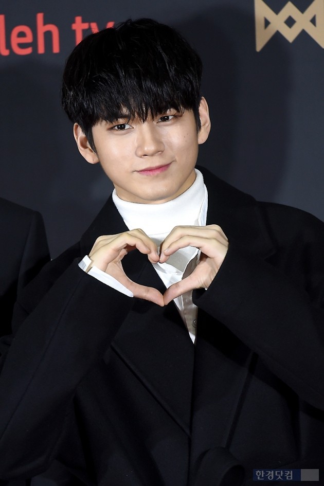 [포토] 워너원 옹성우, '귀엽게 하트~'