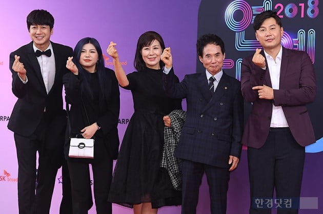 [포토] 김승현, '가족들과 함께 즐겁게 하트~' (2018 KBS 연예대상)