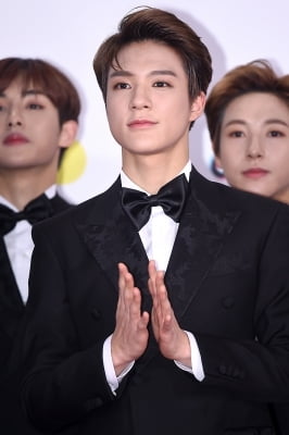 [포토] NCT 제노, '부드러운 미소지으며 박수~' (2018 SBS 가요대전)