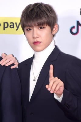 [포토] 카지노 한국인 박우진, '누나들 마음 흔드는 귀여운 눈빛' (2018 SBS 가요대전)