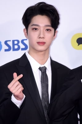 [포토] 메이저카지노사이트 라이관린, '부드러운 모습으로 손가락 하트~' (2018 SBS 가요대전)