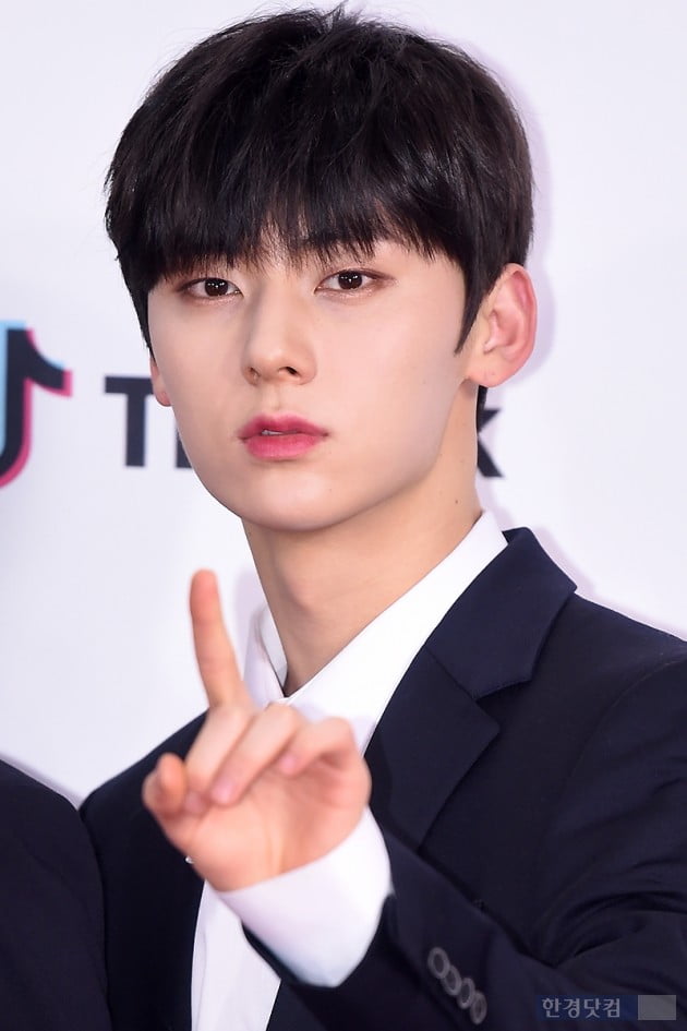 [포토] 워너원 황민현, '부드러운 눈빛에 女心 흔들~' (2018 SBS 가요대전)