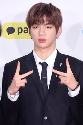 [포토] 서닉 카지노 강다니엘, '같은 브이도 그가 하면 다르다' (2018 SBS 가요대전)