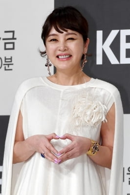 [포토] 이승연, '함박 미소 지으며 하트'