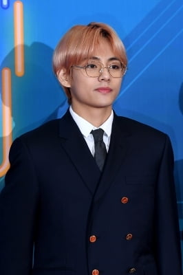 [포토] 방탄소년단(BTS) 뷔 '안경도 잘 어울리죠?'(2018 KBS 가요대축제)